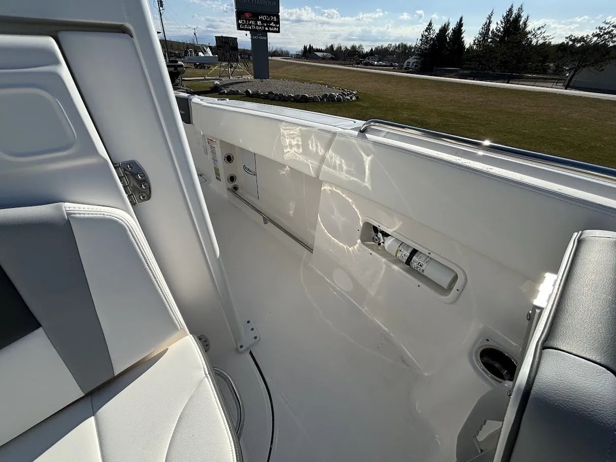 2024 Robalo R250 Center Console - 17