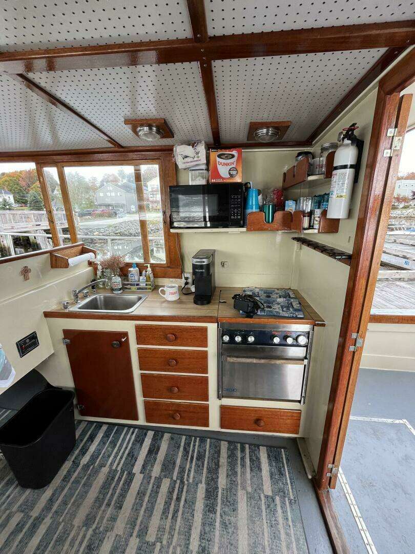 1976 Bass Harbor Boat Co Flybridge Cruiser - Image 8