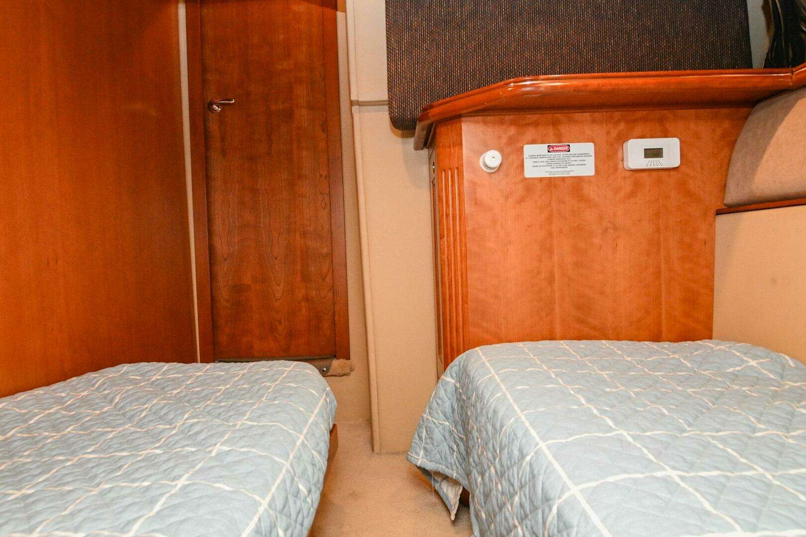 2002 Cruisers Yachts 5000 Sedan Sport - Image 58