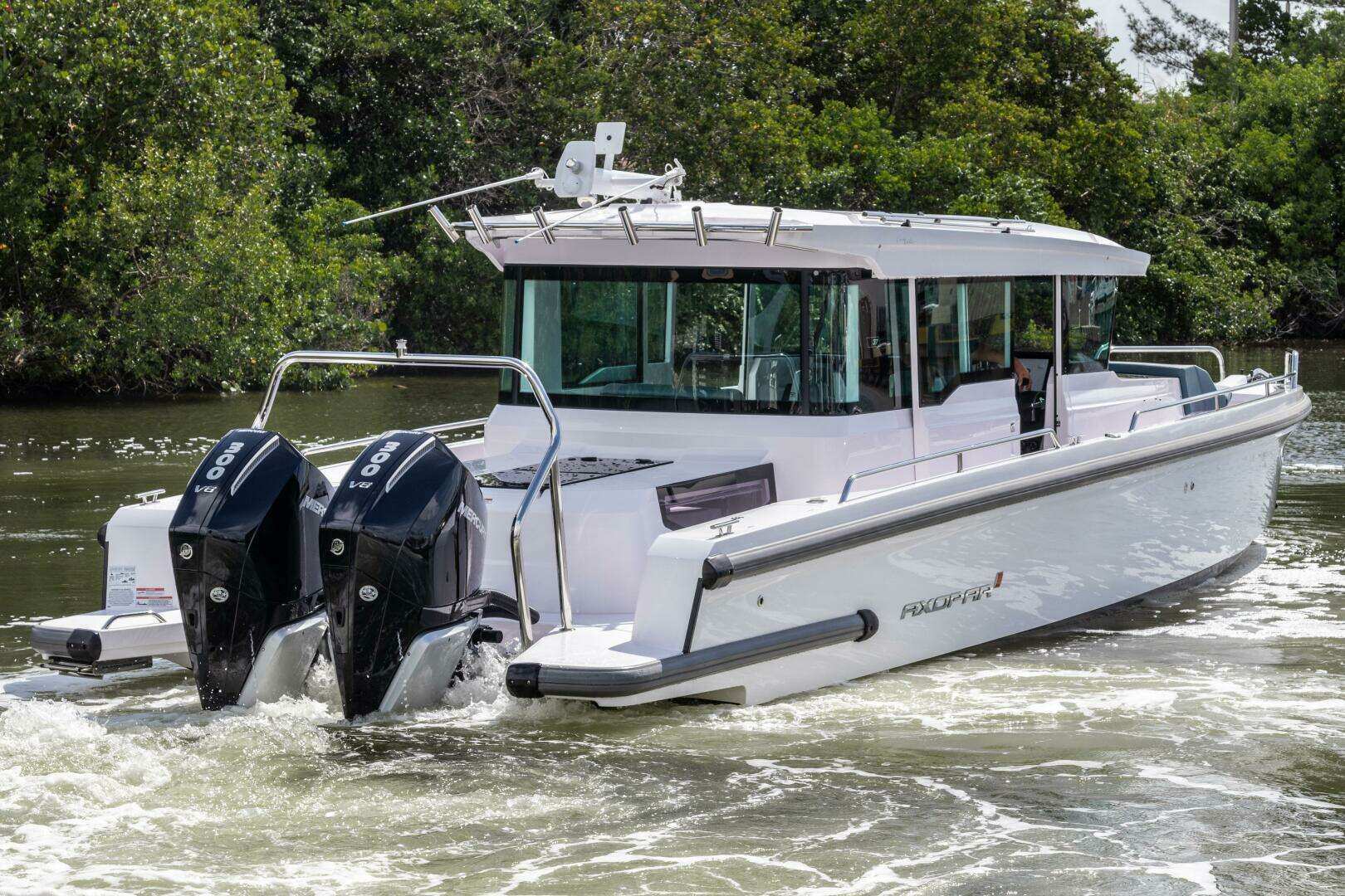 2024 Axopar 37XC CROSS CABIN - Image 3