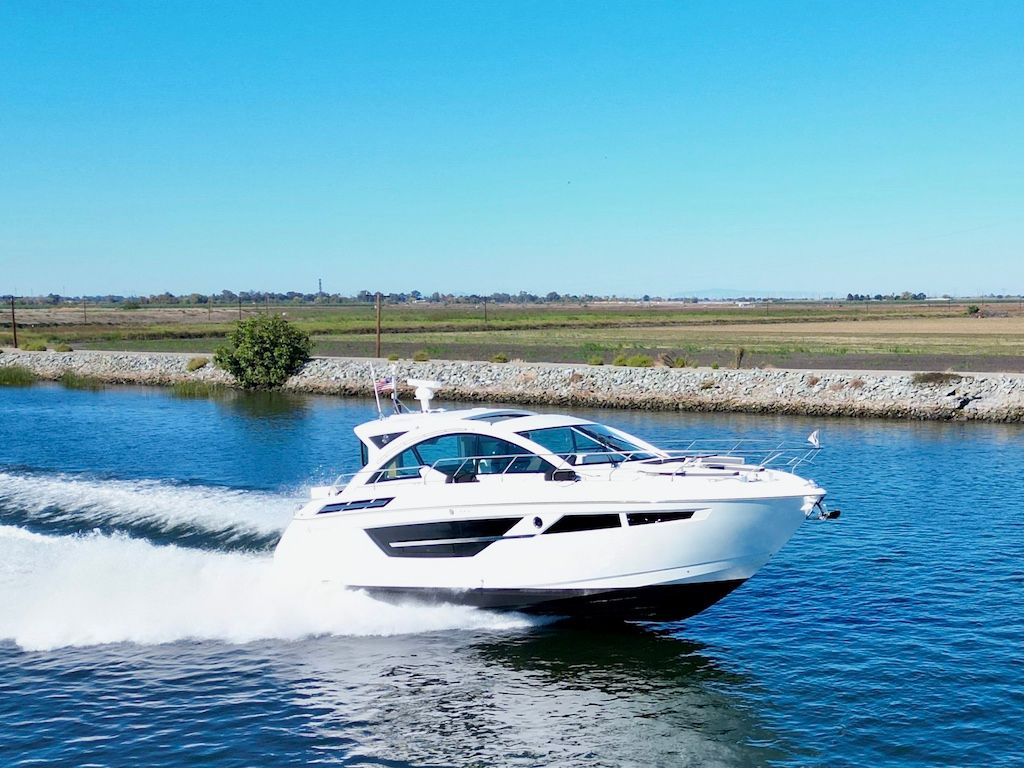 2019 Cruisers Yachts 50 Cantius