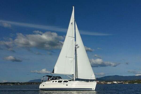 2007 Hunter 44 Deck Saloon