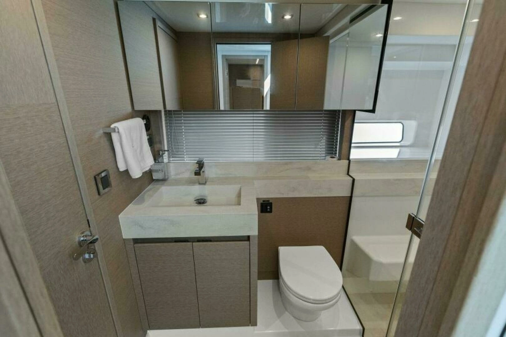 2022 Prestige 590 Flybridge - Image 36