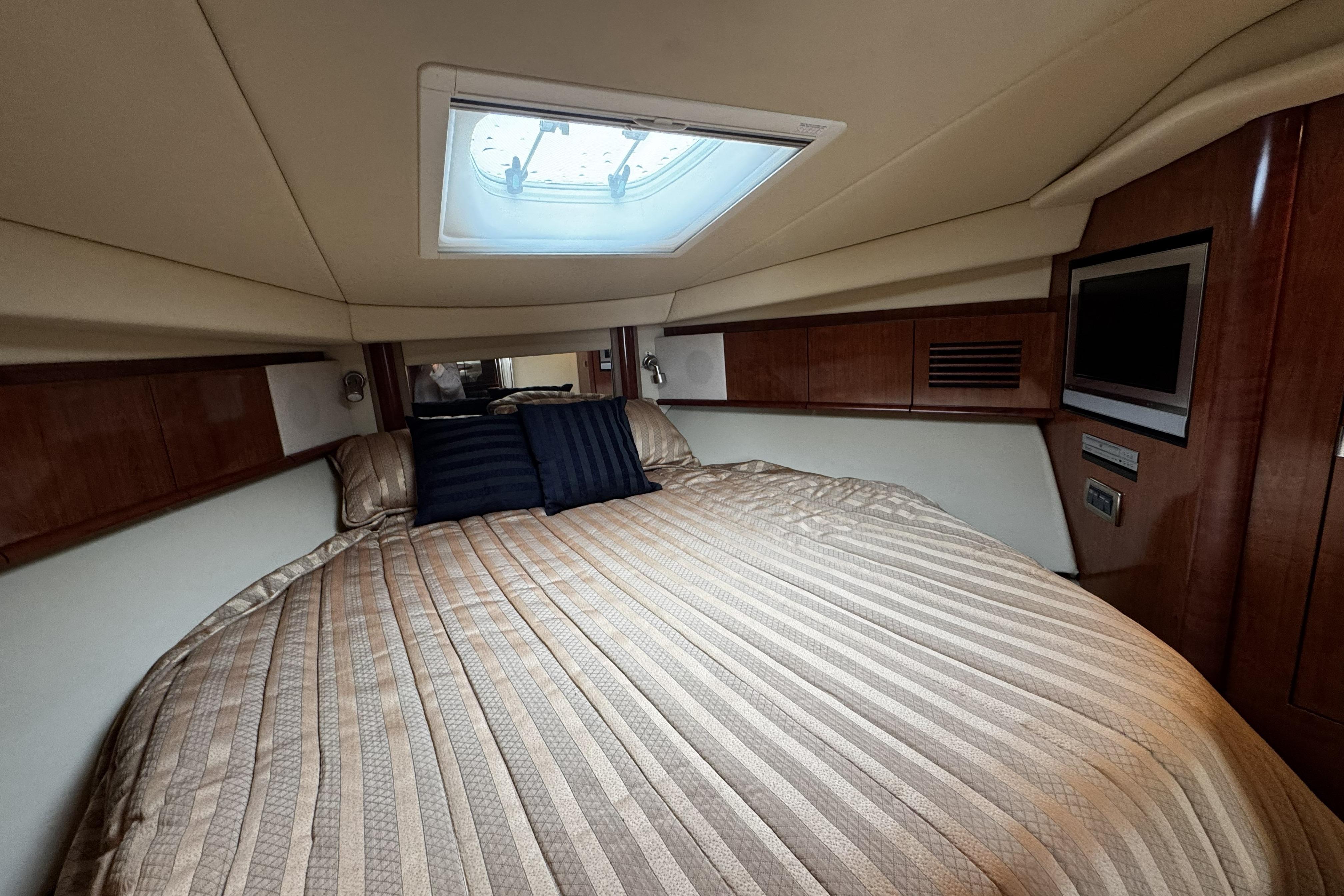Luxurious cabin interior of 2006 Sea Ray 40 Sundancer yacht with skylight and bedding.