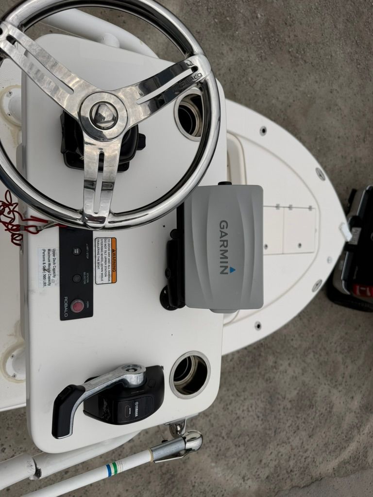 Helm of 2018 Robalo 246 Cayman SD with Garmin device.