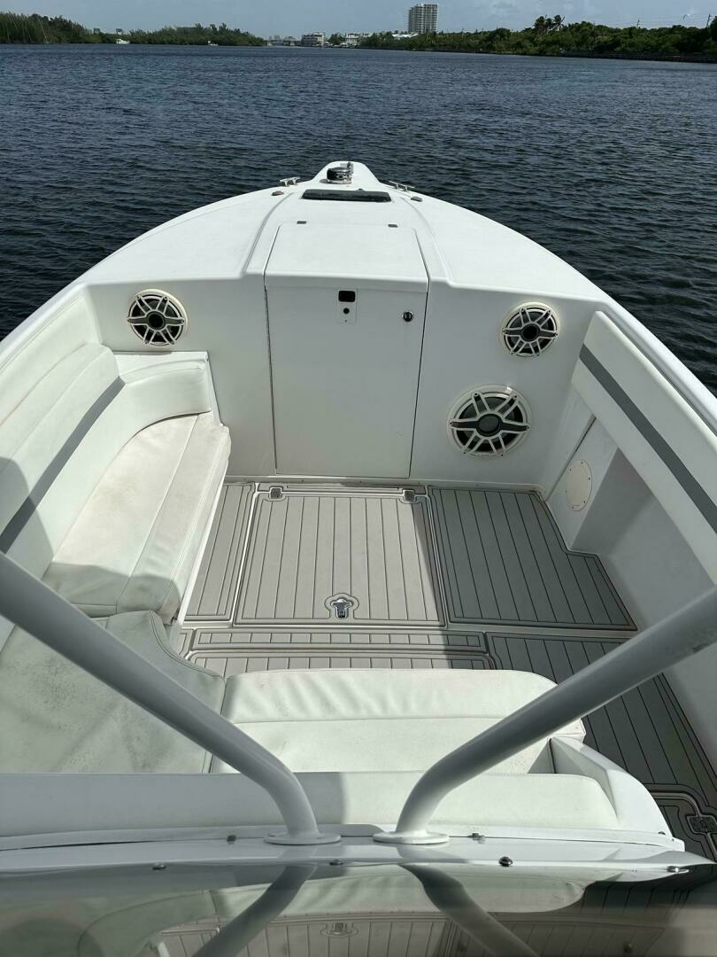 2003 Intrepid 32 - Image 19