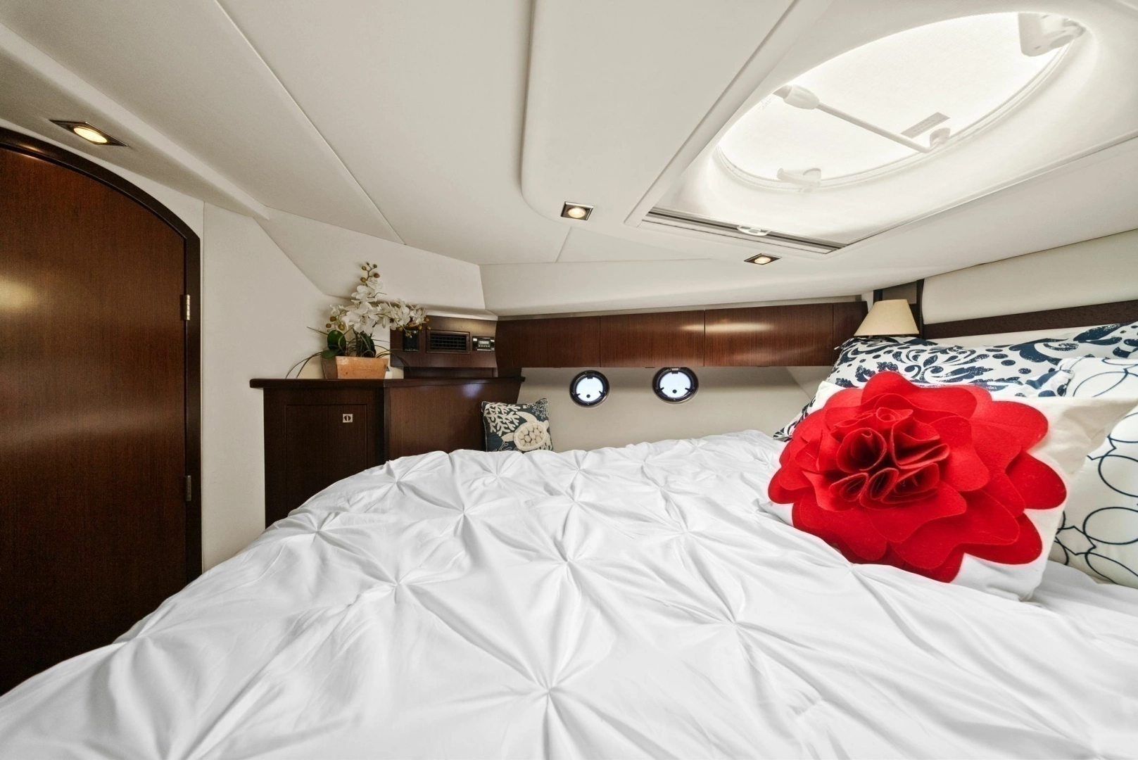 2012 Cruisers Yachts 540 Coupe - Image 20