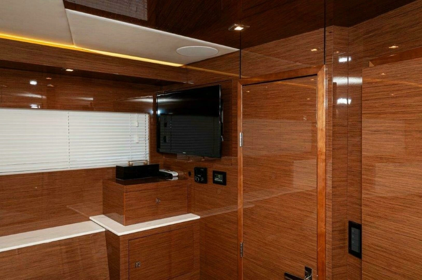 2020 Cruisers Yachts 60 Cantius - Image 30