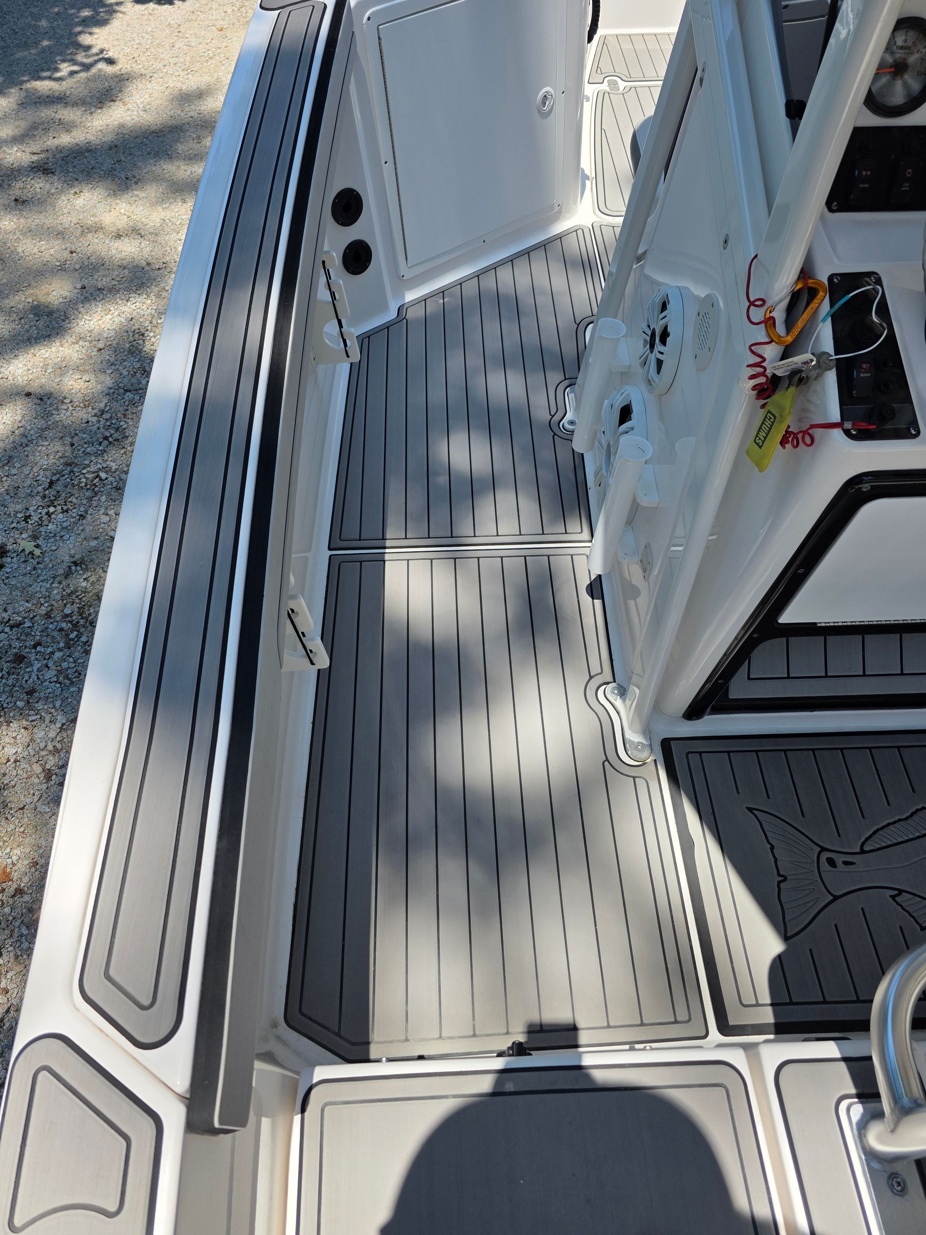 Yamaha 210 FSH Sport 2020 boat deck with gray flooring.