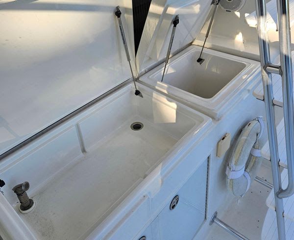 1995 Hatteras 39 Convertible - 9