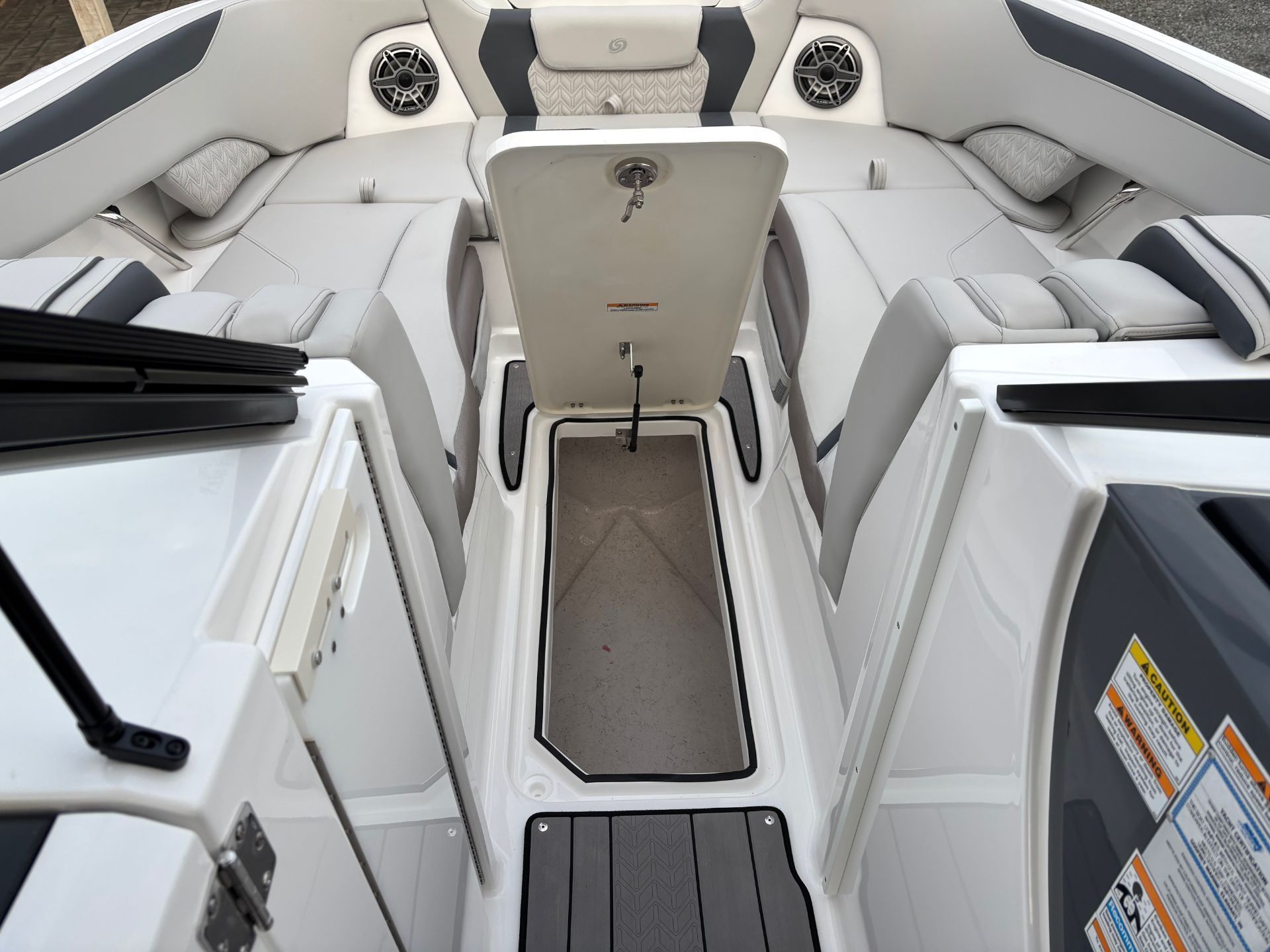 2025 Hurricane SunDeck 2600 OB - 11