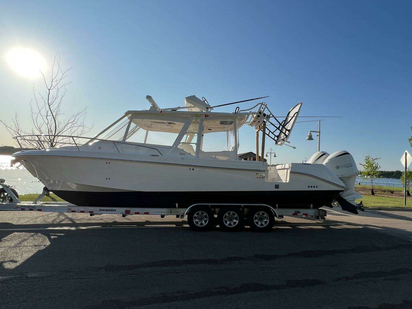 2012 Everglades 350 LX - Image 8