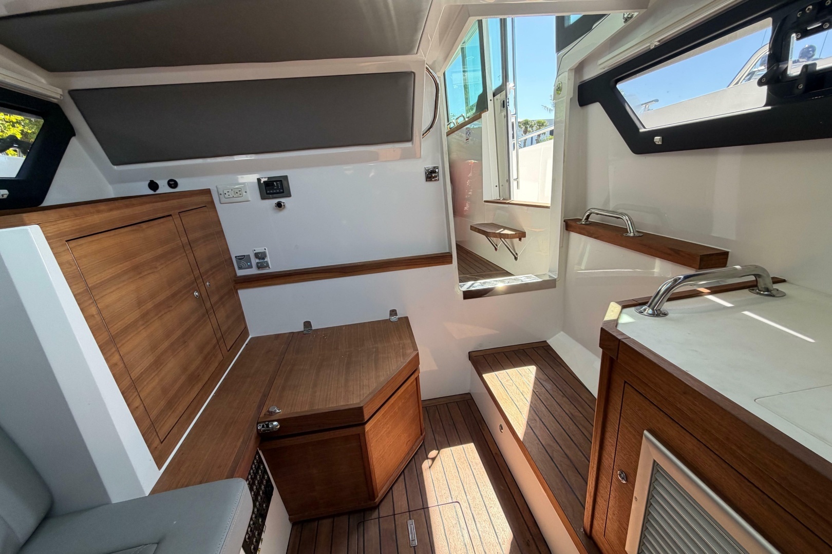 2018 Axopar 37 Cabin - Image 23
