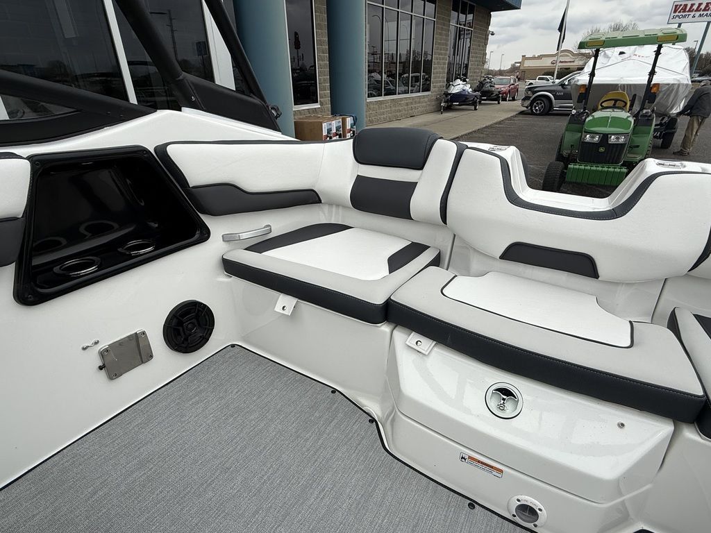 2025 Yamaha Boats AR195 - 33