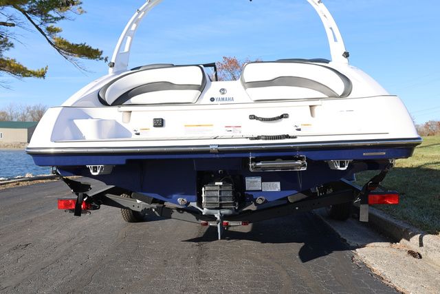 2026 Yamaha Boats 195 S BOTH COLOR AVAILABLE - 10