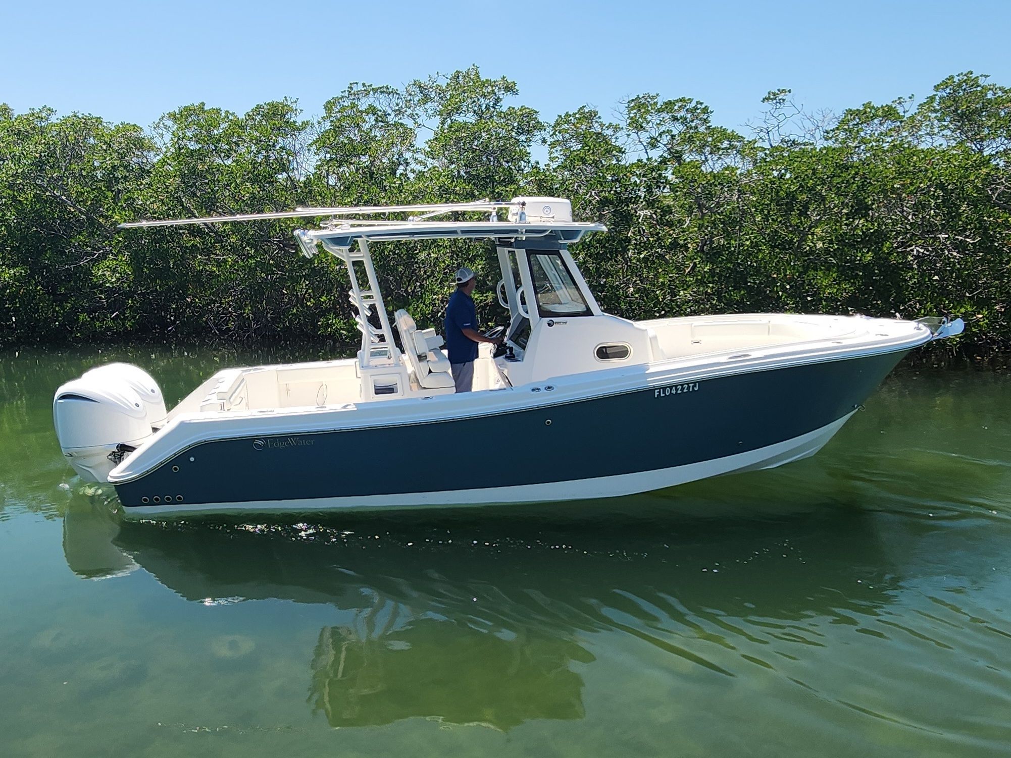 2023 EDGEWATER 285 CC - Image 2