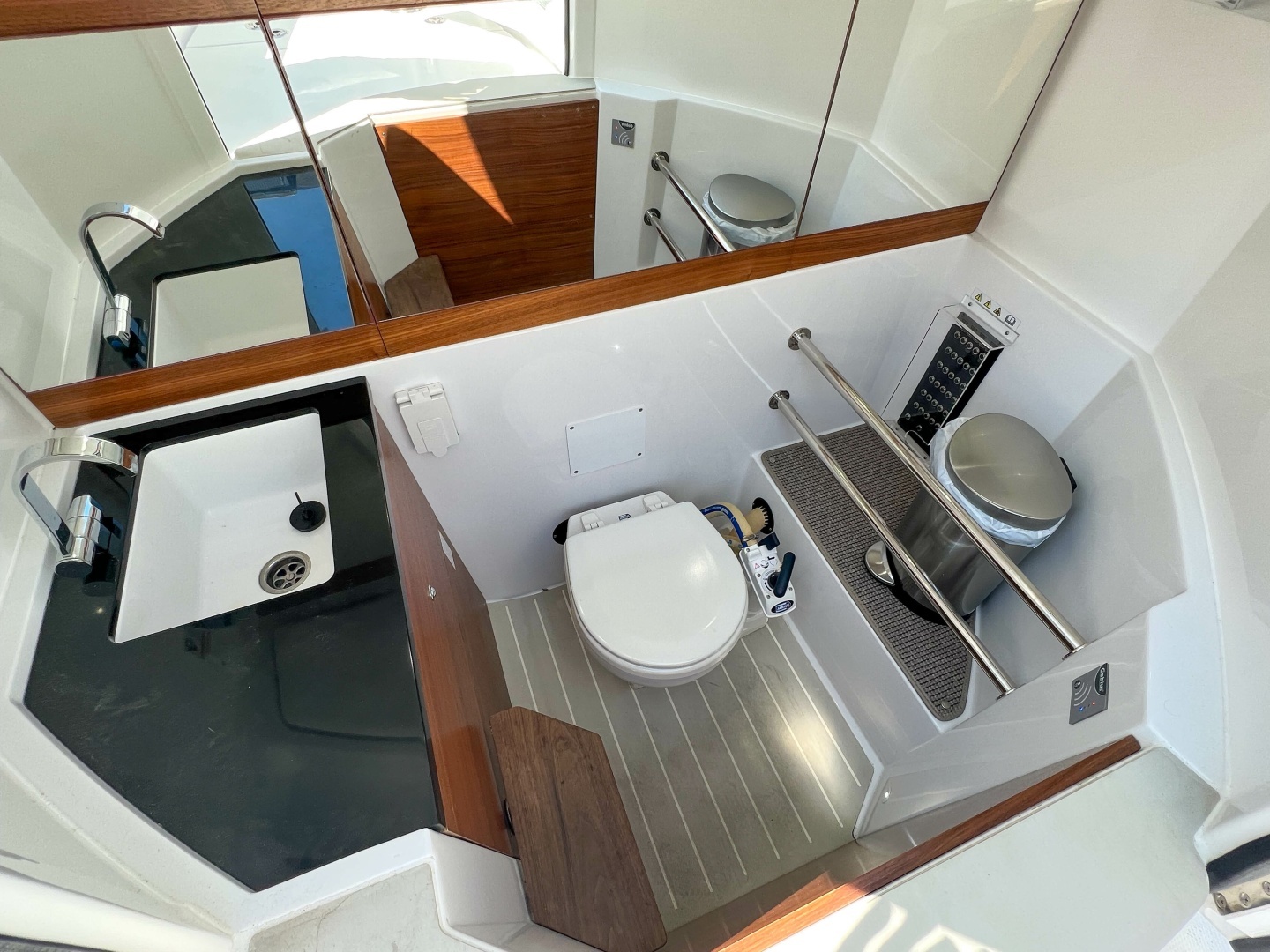 2020 Axopar 28 Cabin - Image 26