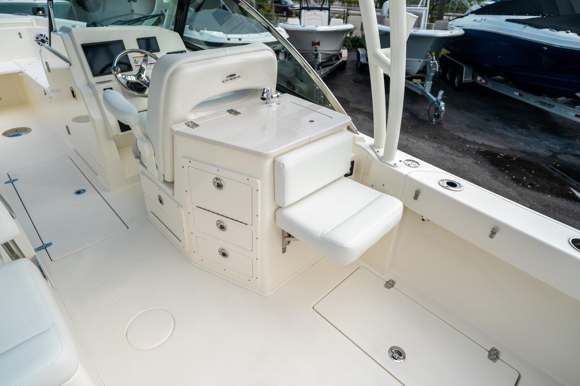 2025 Cobia 240 Dual Console - 17