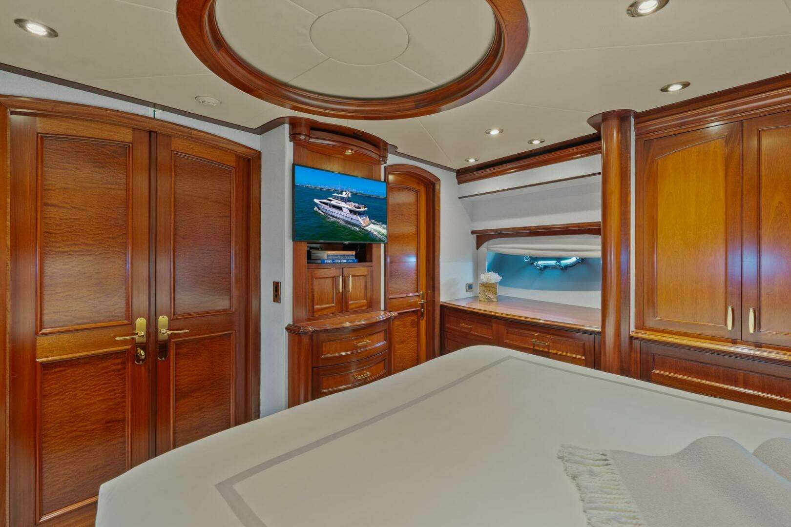 2004 Crescent Raised Pilothouse - Image 31
