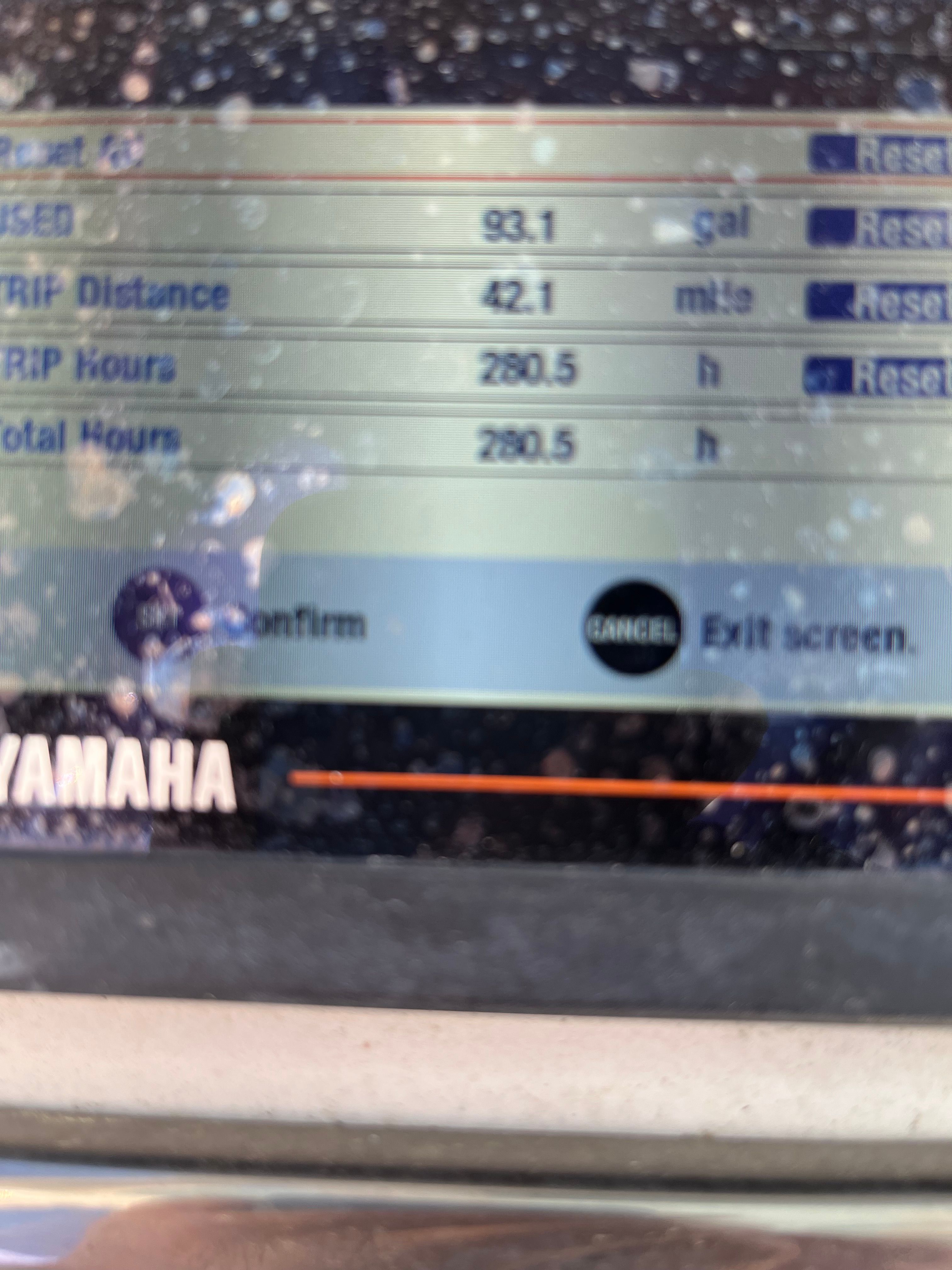 Yamaha display showing fuel and trip data, Pathfinder 2400 TRS 2016.