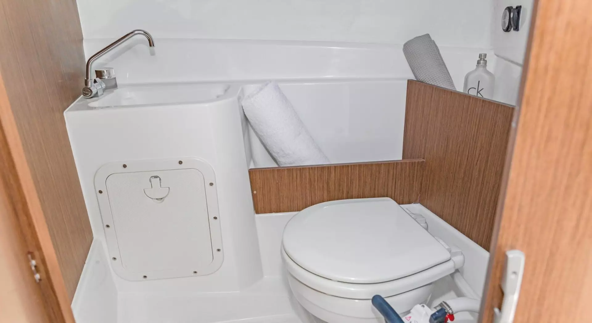 2026 Beneteau Antares 7 - Image 10