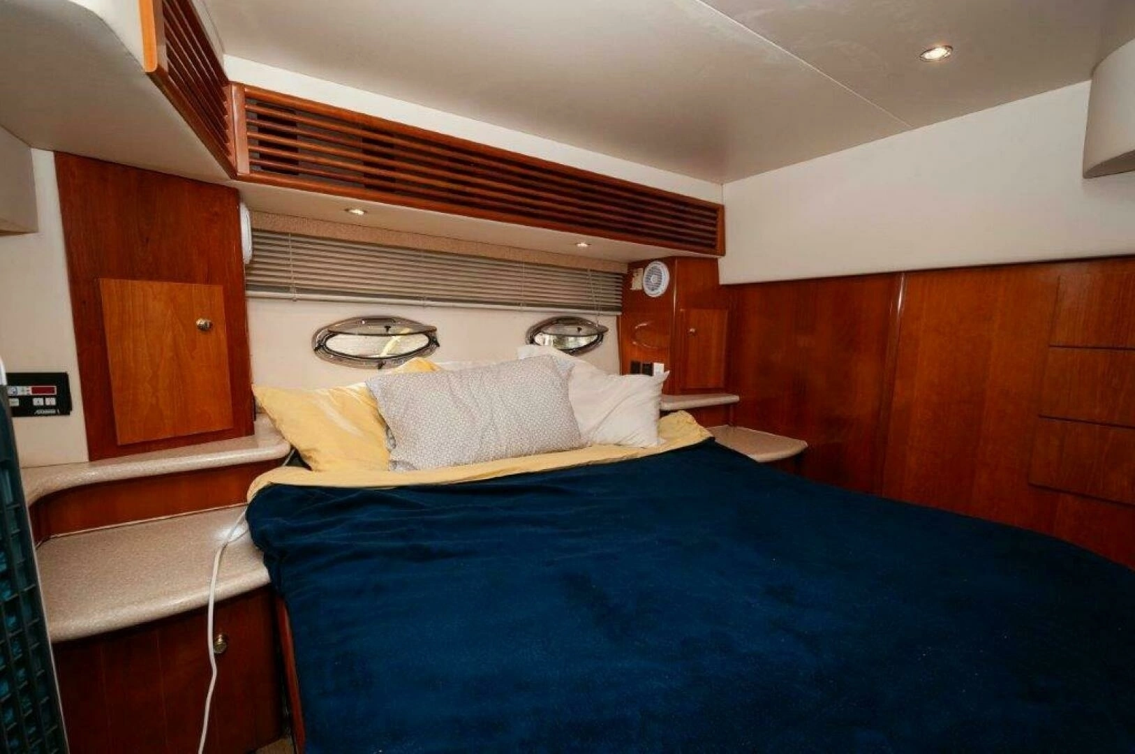 2002 Carver 444 Cockpit Motor Yacht - Image 15
