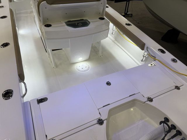 2026 Everglades 253 Center Console - 6