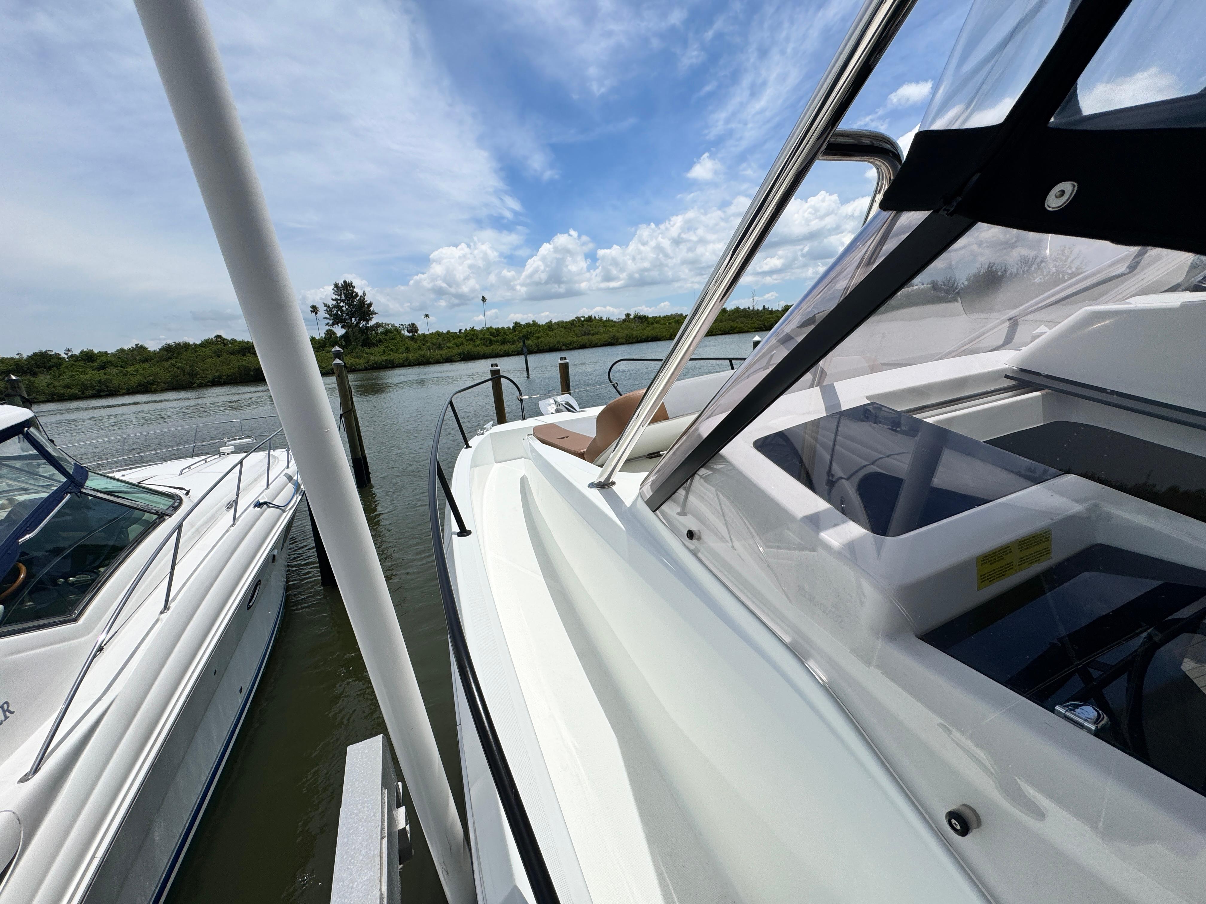 2022 Beneteau Flyer 9 SUNdeck docked beside another boat on a sunny day.