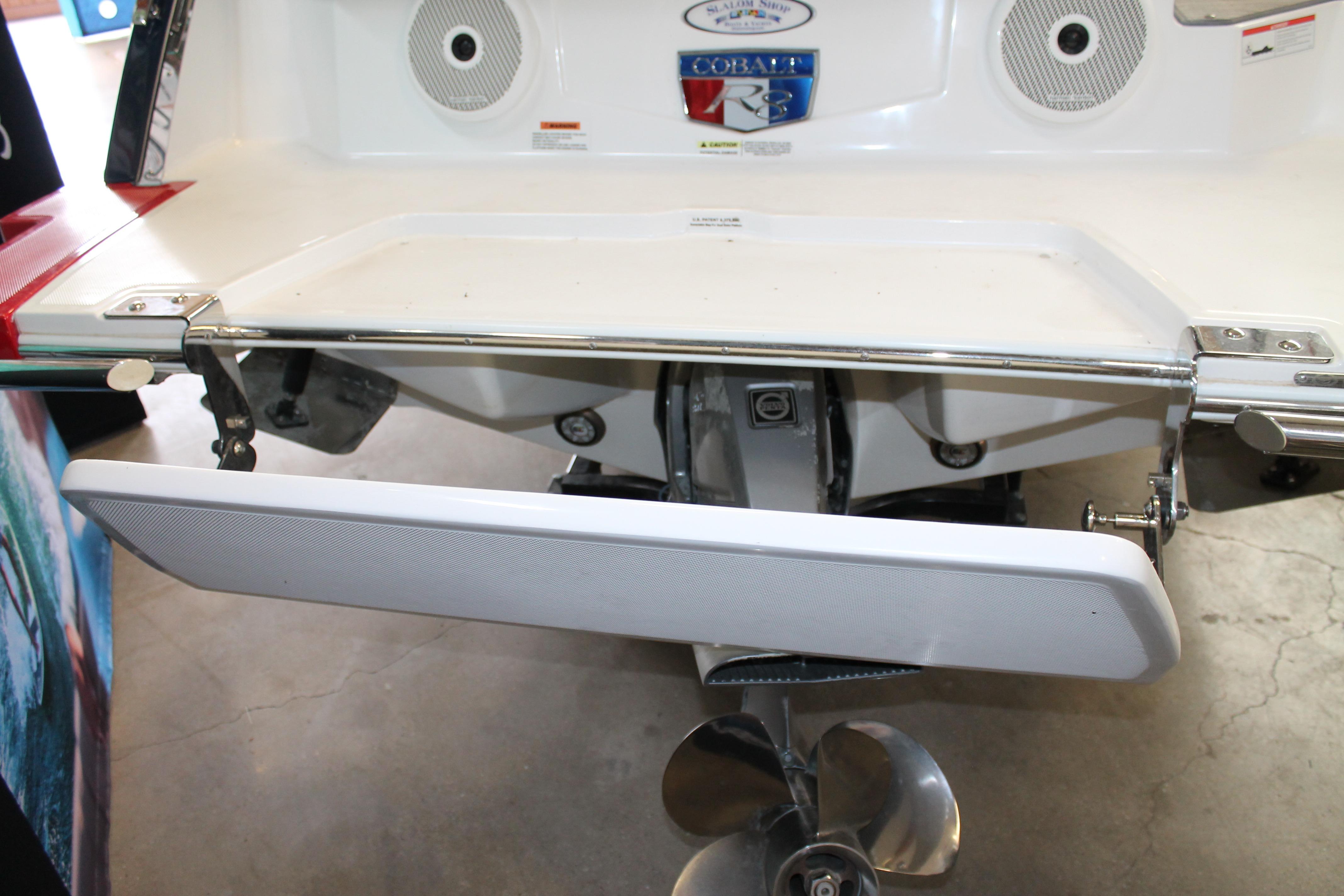 2023 Cobalt R8 boat stern with propeller and swim platform.