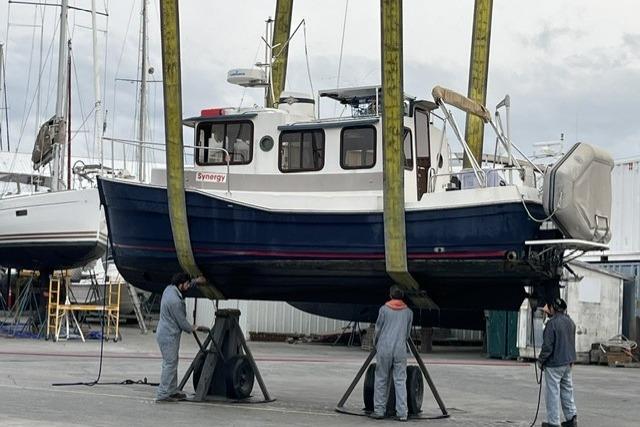 2008 Ranger 25 being lifted for maintenance at a marina.