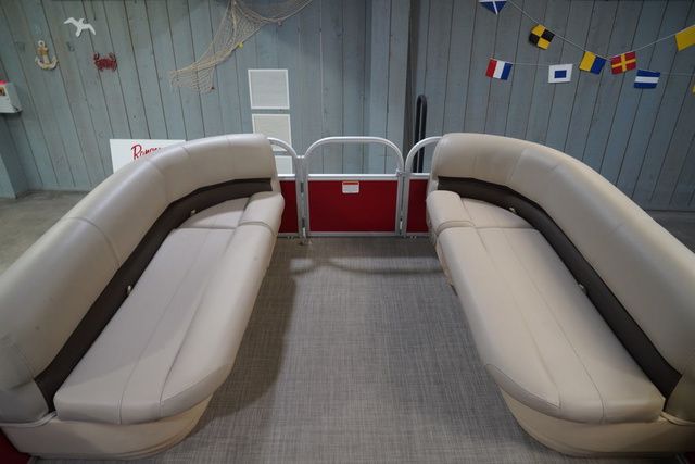 2017 Sun Tracker Party Barge 18 DLX - 12