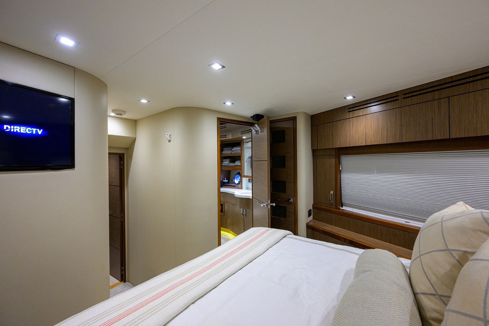 2013 Hatteras 80 Motor Yacht - Image 30