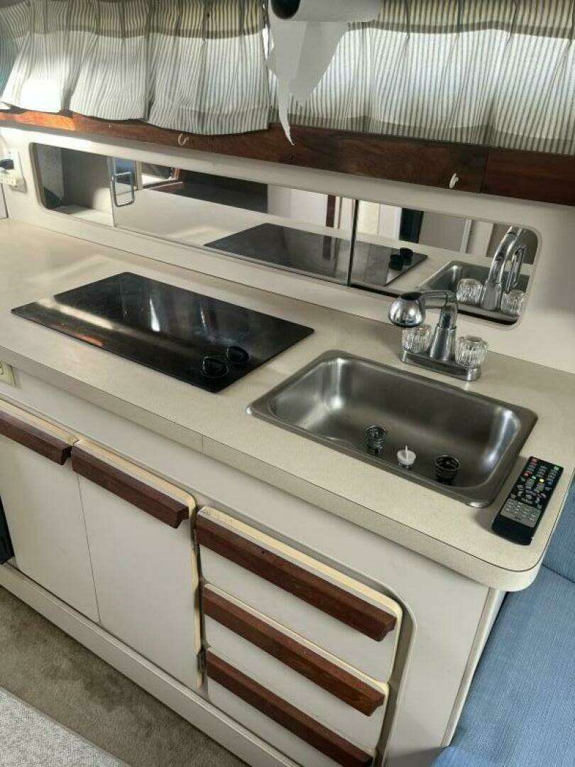 1989 Carver 2557 Montego - Image 11