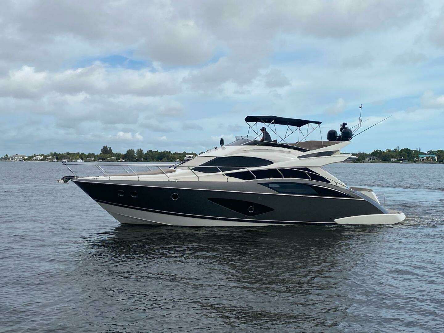 2017 Marquis 500 Sport Yacht - Image 2
