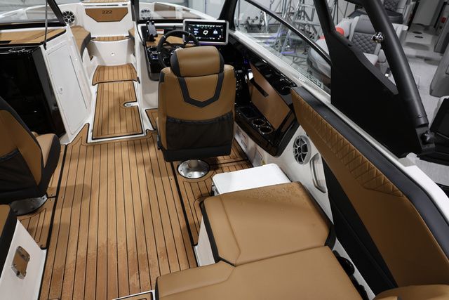 2026 Yamaha Boats 222 SE BOTH COLORS AVAILABLE - 12