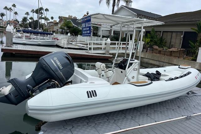 2023 Novurania Como 18 boat docked, featuring Yamaha outboard motor, in a marina setting.