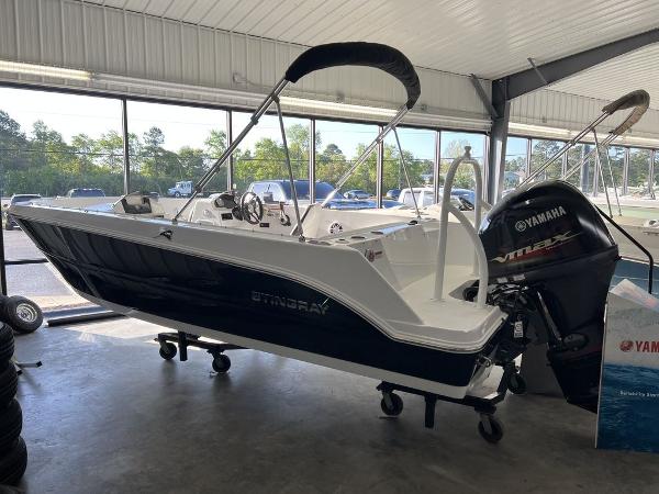 2025 Stingray 172SC boat with Yamaha engine displayed in a showroom.