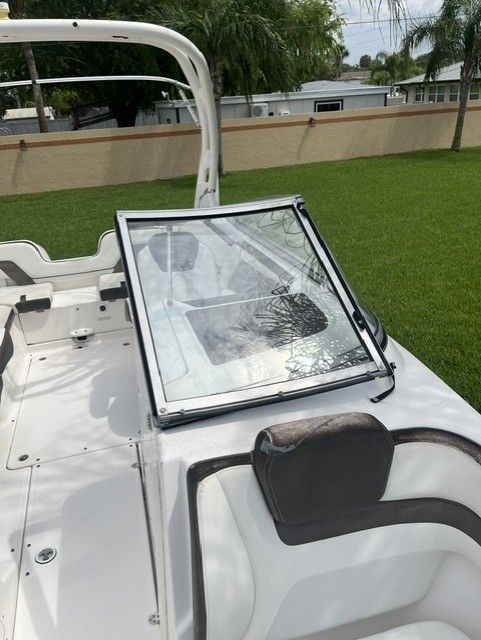 2015 Yamaha Boats 242 Limited S with open cockpit area.