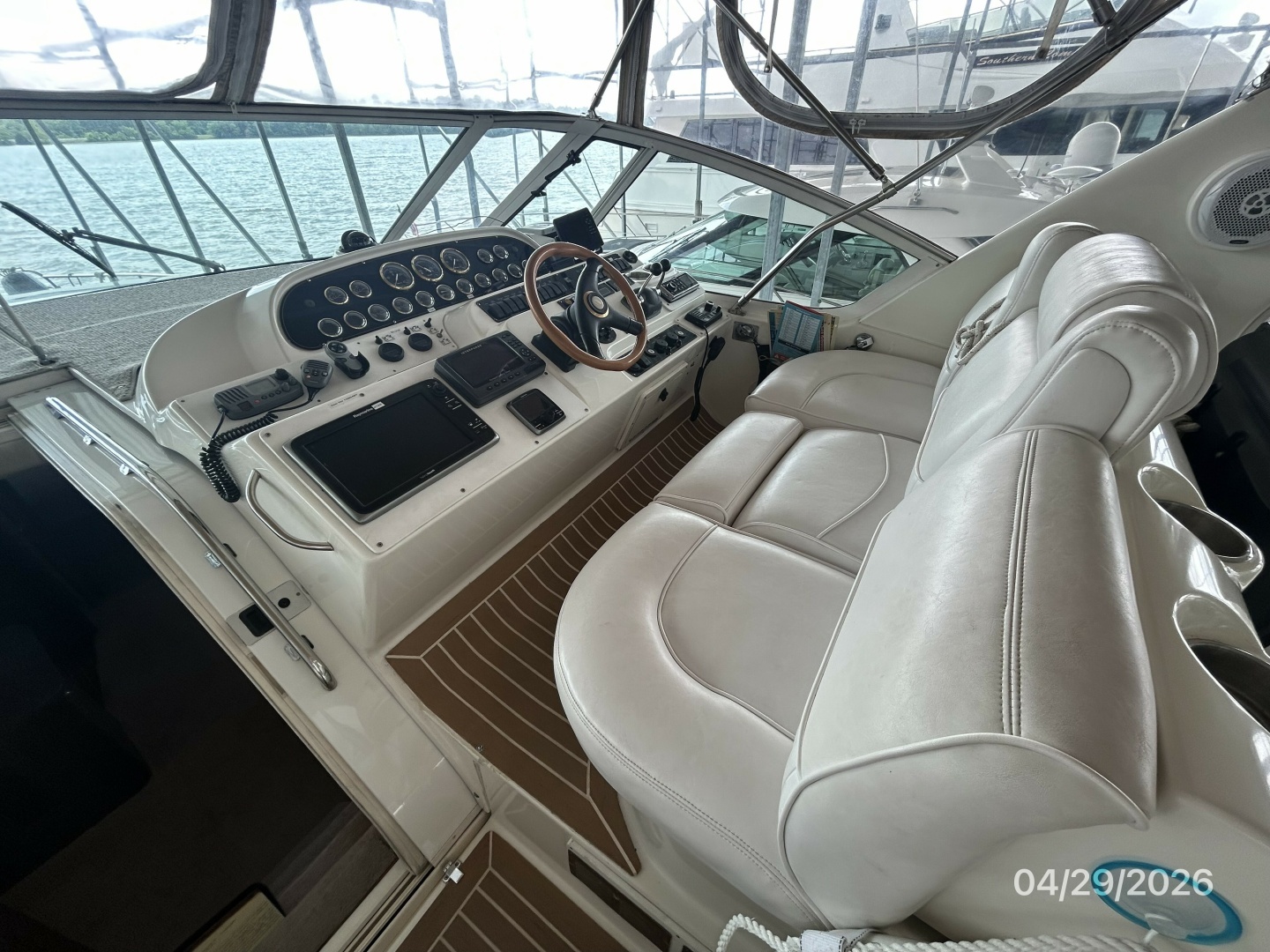 2000 Cruisers Yachts 4450 - Image 20