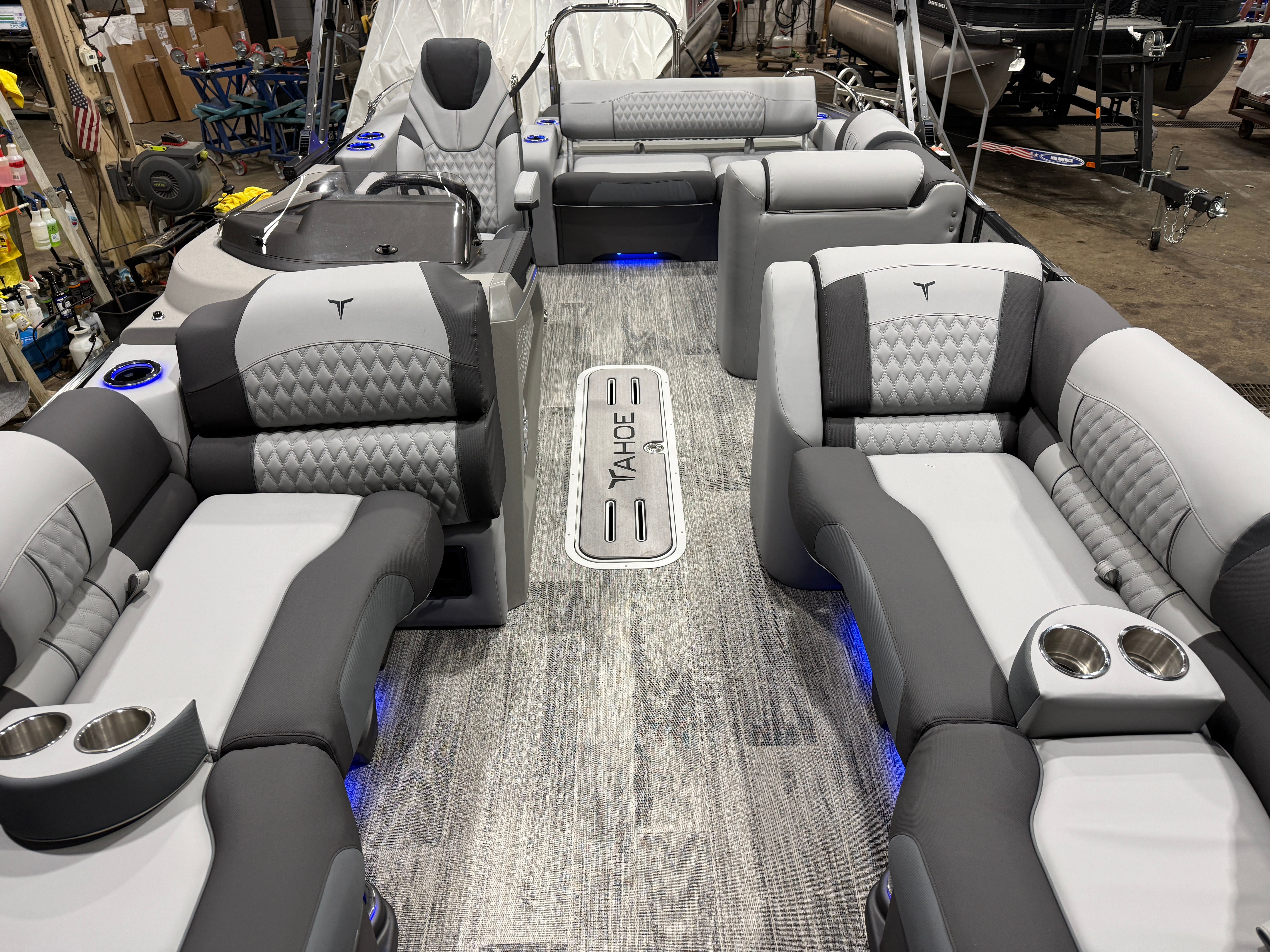 2026 Tahoe Cascade 200HP VRB 2385 Swingback Tritoon