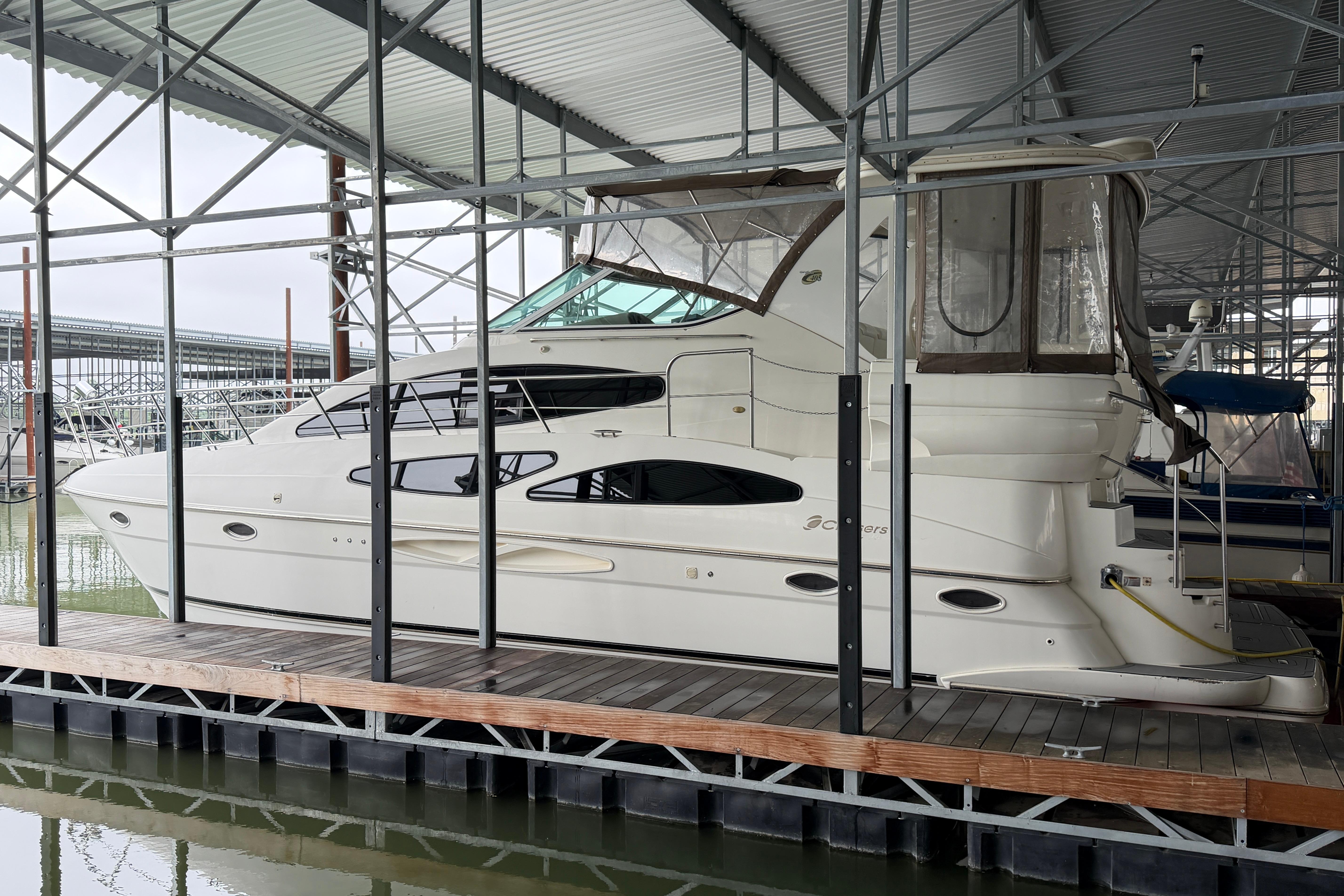 2003 Cruisers Yachts 405 Express Motoryacht