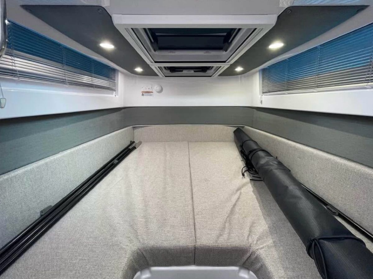 2023 Axopar 37 Brabus Cross Cabin - 12