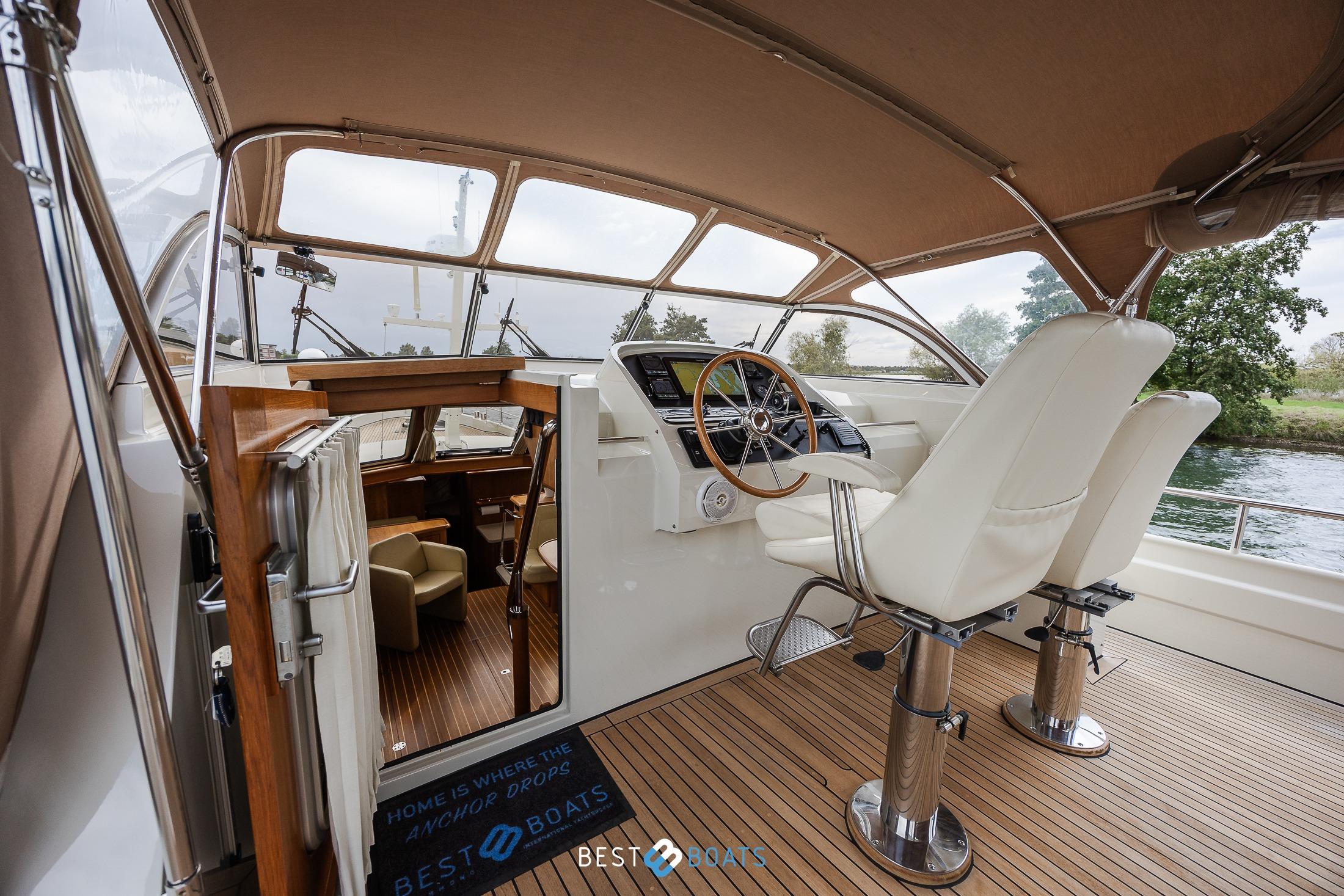 2010 Linssen Grand Sturdy 470 AC Mark II Twin yacht interior with helm and seating.