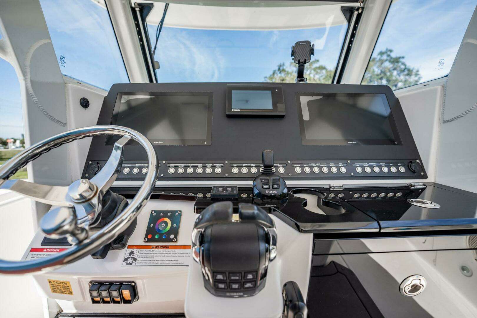 2021 Everglades 335 Center Console - Image 27
