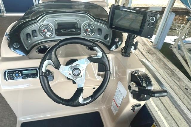 Steering console of 2019 Sun Tracker Party Barge 22 XP3 with navigation system.