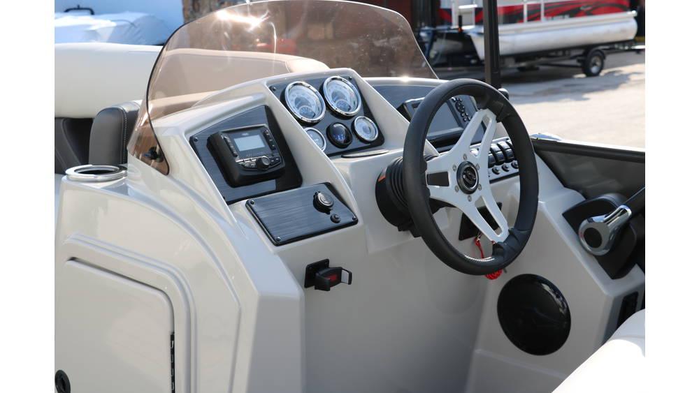 2025 Sylvan Mirage 820 Party Fish Premium - 9