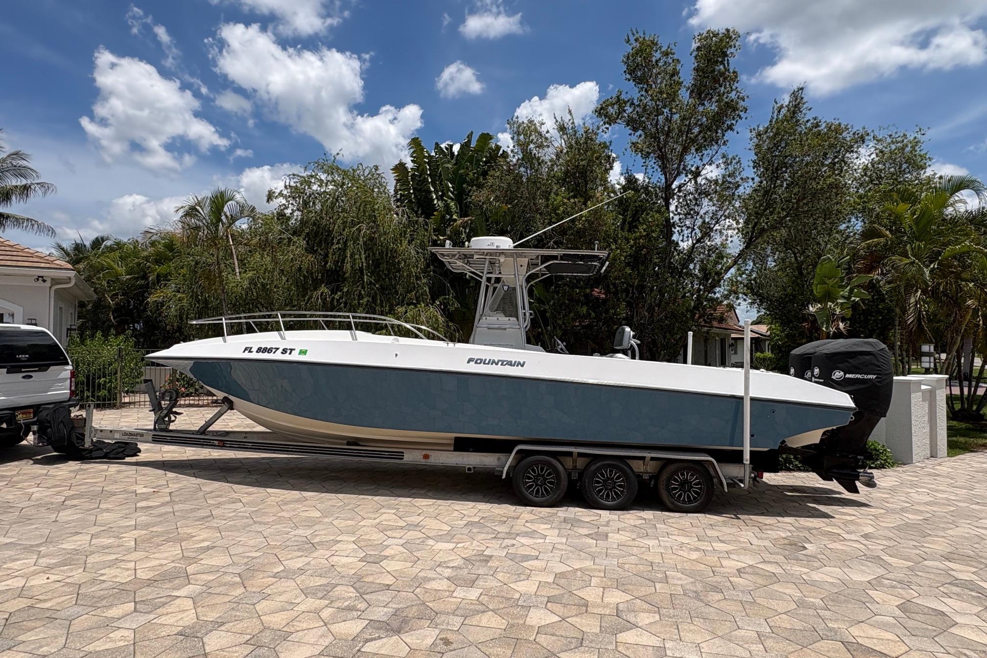 2000 Fountain 31 Center Console