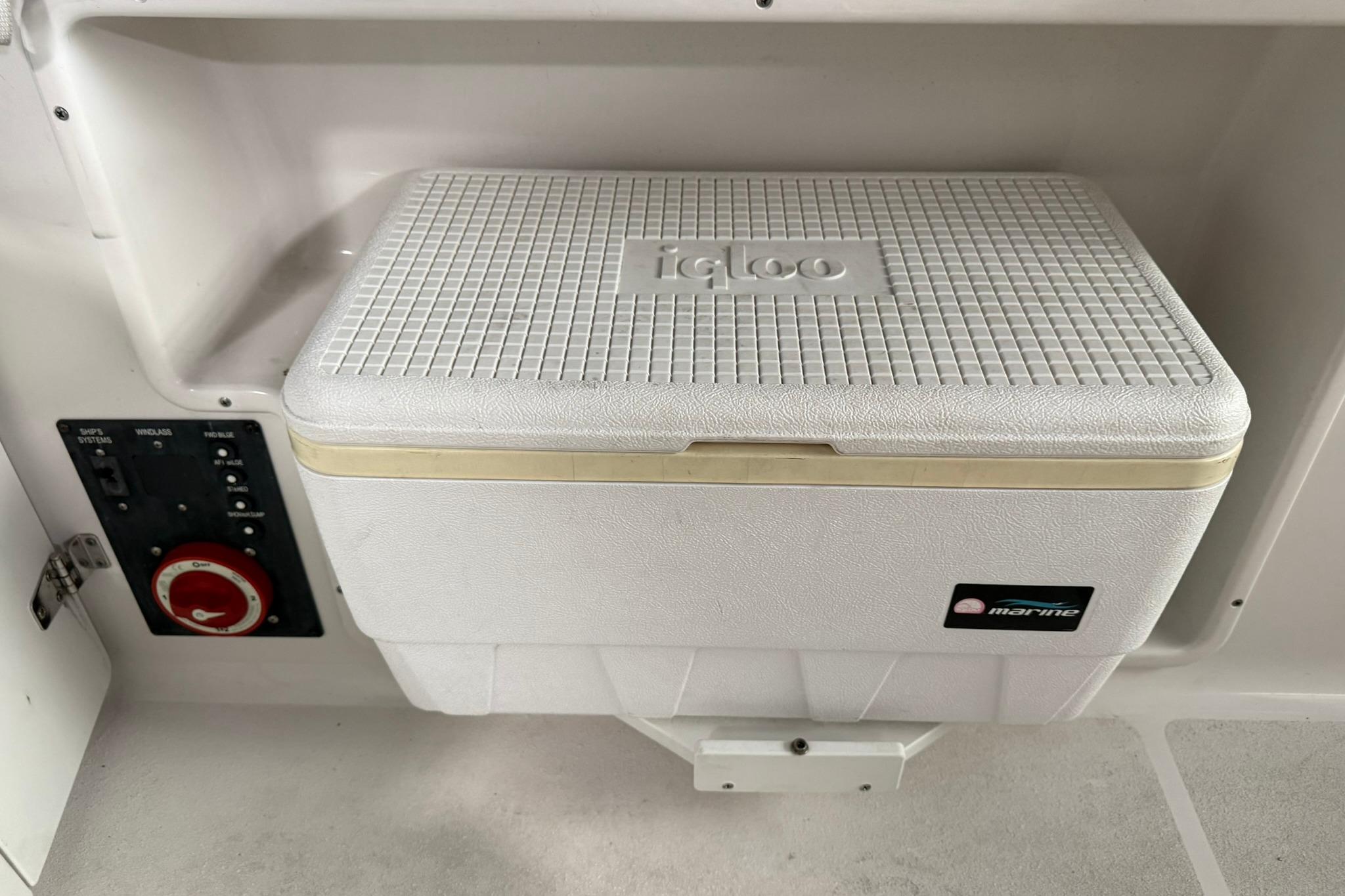 2008 Four Winns V248 boat with Igloo marine cooler and control panel.