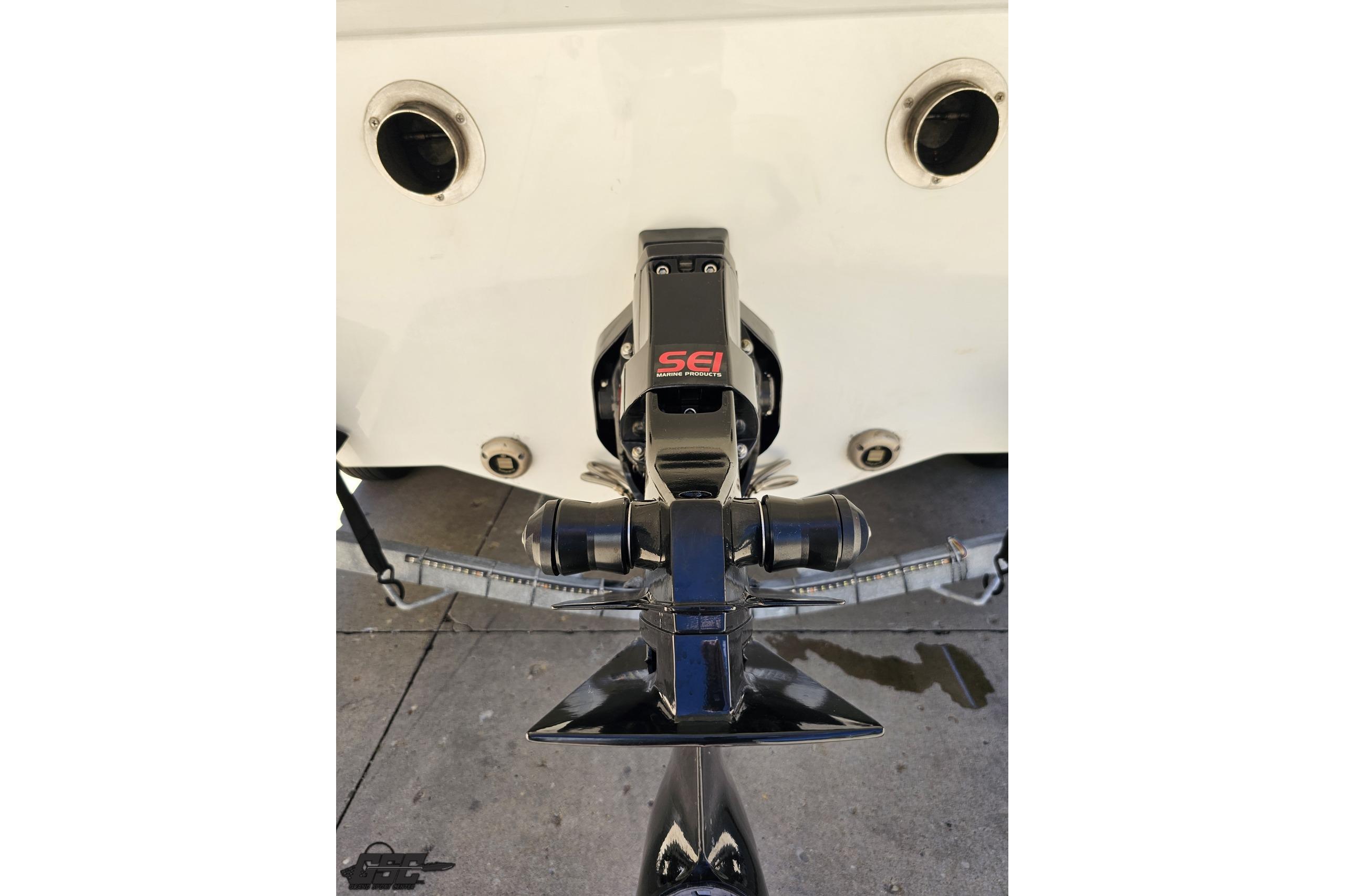 2005 Formula 271 FASTech boat stern with SEI outdrive, close-up view.