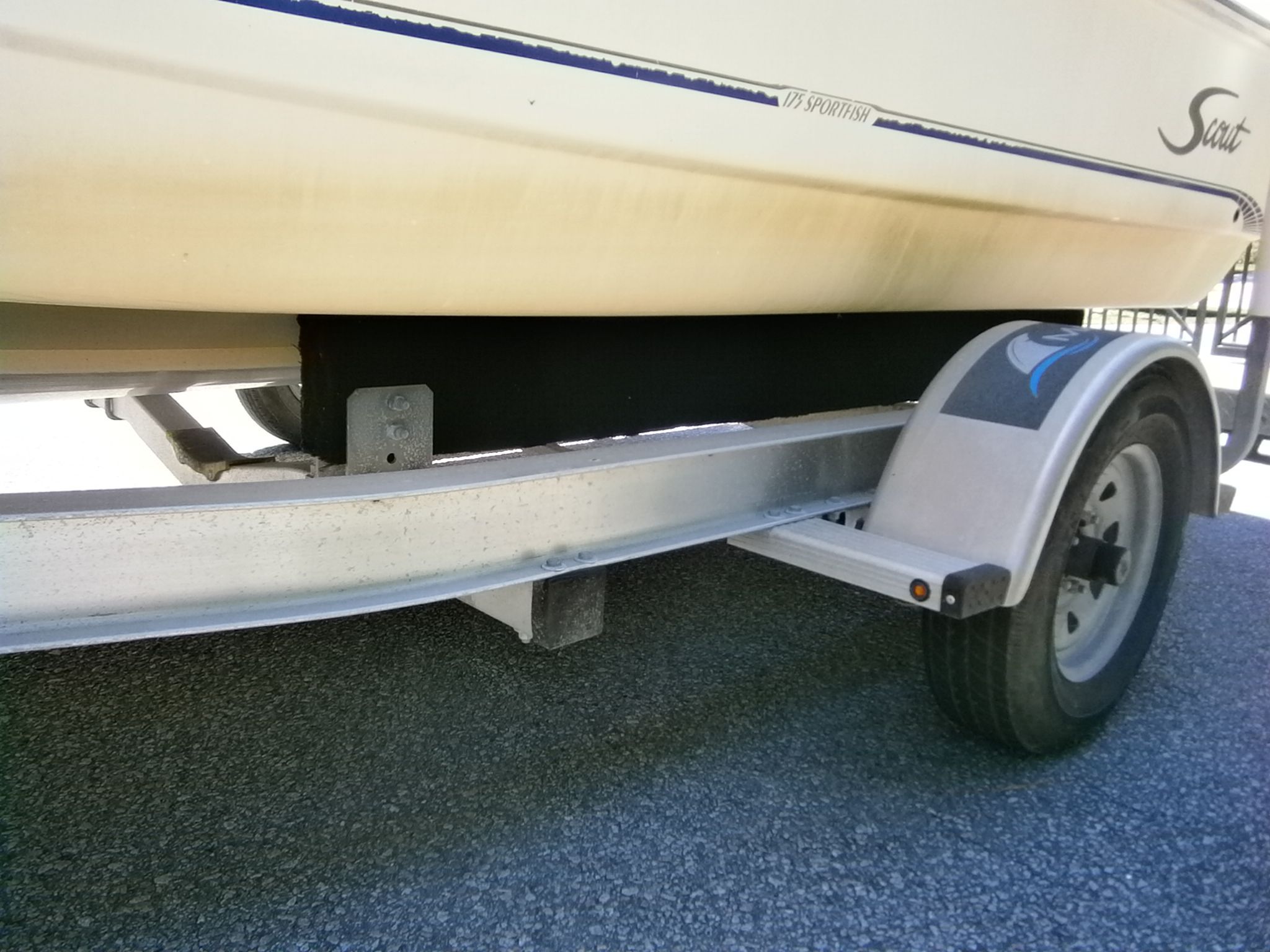 Scout 175 Sportfish 2004 on trailer, side view.